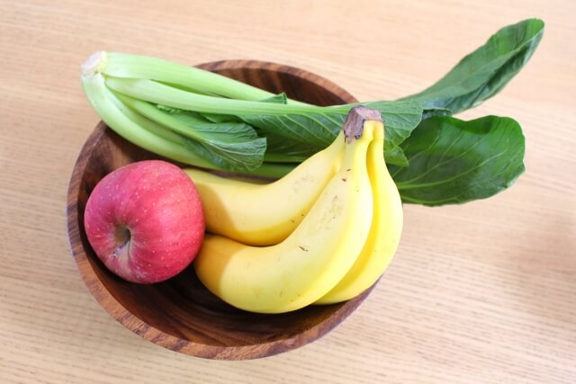 小松菜を美味しく飲んで美肌と健康に 小松菜バナナジュースと小松菜りんごスムージーの作り方 ジェイ メディックス ブログ